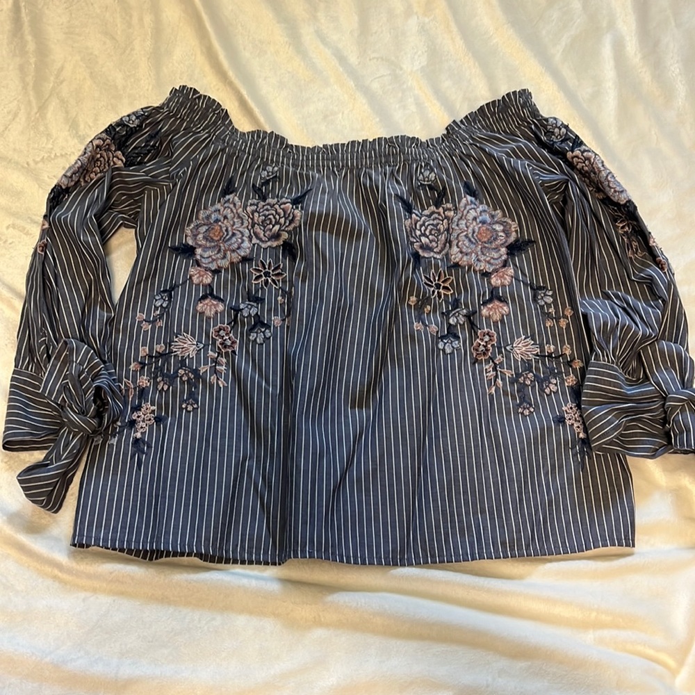 American Eagle off-the-shoulder top!